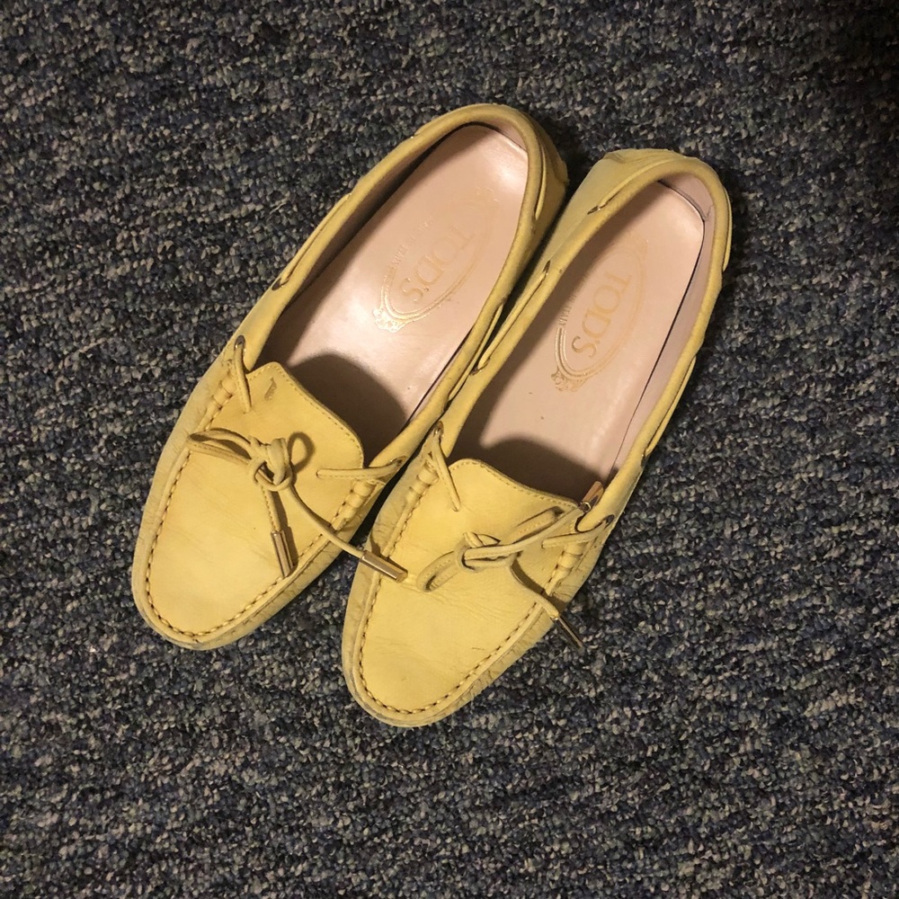 Tod’s yellow leather loafers US7